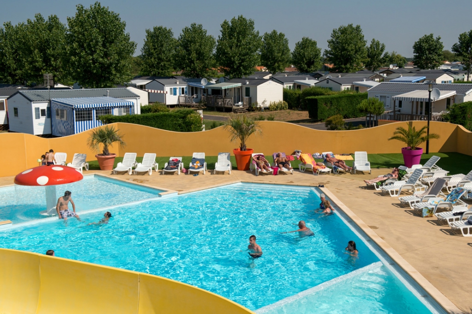 camping piscine couverte vendée